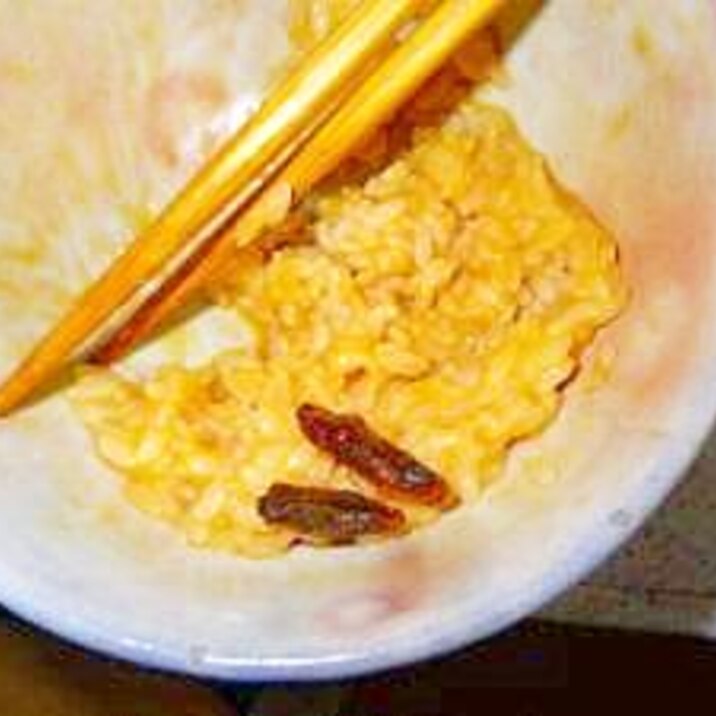 一人暮らしの蜂の子をトッピングした卵かけご飯